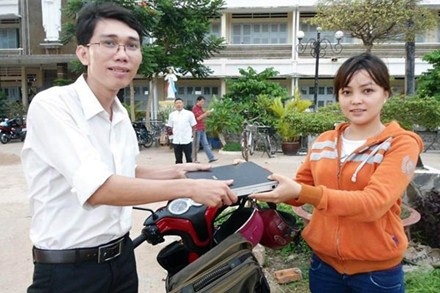“Bóng hồng” săn bắt cướp như phim hành động - 1 Trần Hoàng Anh trao tài sản cho nạn nhân bị cướp là anh Nguyễn Thanh Tùng.