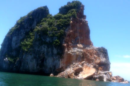 Sạt lở đảo đá trên Vịnh Hạ Long là do hiện tượng tự nhiên - 1 Đảo đá trên vịnh Hạ Long sạt lở xuống biển (Ảnh: Lao Động)