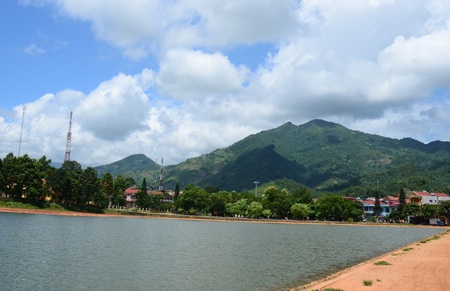 Hơn 100 người tháo cạn hồ tìm nạn nhân chết đuối - 1 Hồ trung tâm Văn Bàn - nơi anh Thiên tử nạn