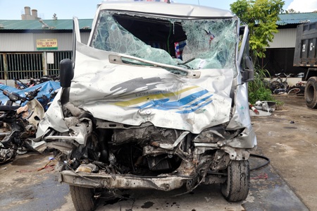 Hai chiếc xe cùng nát bét đầu trong vụ tai nạn sáng nay.