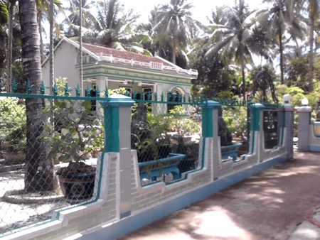 “Bà cố” ban lộc, thu tiền triệu mỗi ngày - 1 Ngôi nhà của bà Thời được xây dựng khang trang giữa làng quê nghèo.