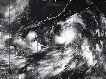 "Siêu bão" vào biển Đông, áp thấp nhiệt đới suy yếu - 1 Ảnh vệ tinh chụp cơn bão Utor (Ảnh: Trung tâm Dự báo khí tượng thủy văn trung ương)