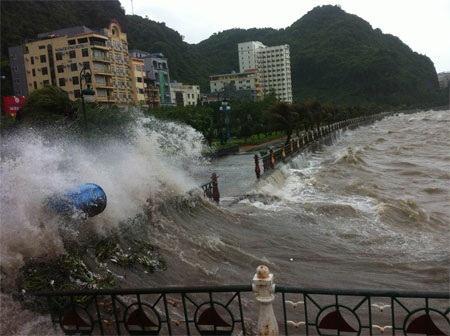 Hà Nội “sũng nước” trong cơn bão số 5 - 12 (Ảnh: Thu Hằng)