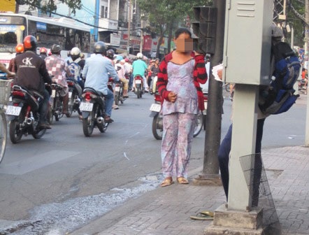 Hình ảnh người phụ nữ mang bầu đứng xin tiền tại giao lộ 