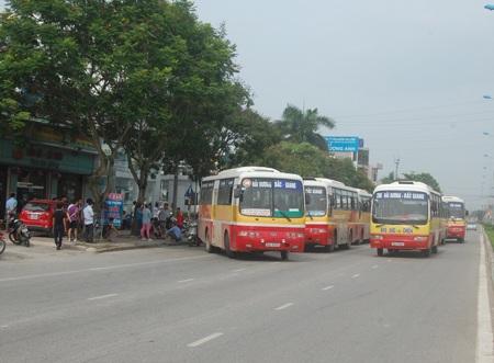 Cảnh xe buýt dàn hàng trên đường Nguyễn Lương Bằng (TP Hải Dương)
