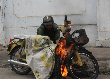 Anh Hùng mang chăn ra dập lửa