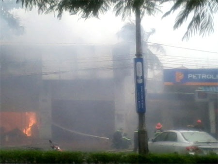 Đám cháy xảy ra ngay sát cây xăng