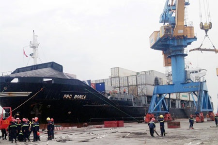 Cán bộ, chiến sĩ PCCC xử lý vụ cháy hóa chất trên Tàu RBD Borea.