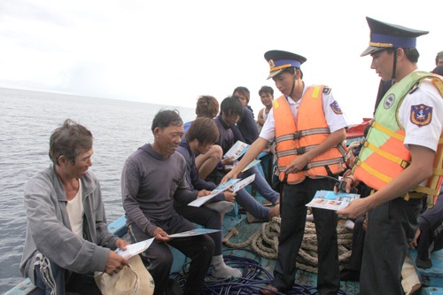 Tuyên truyền luật cho các thuyền viên.