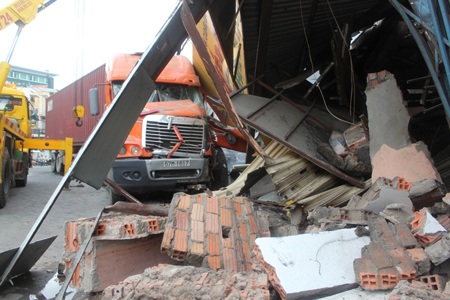 Xe container lao vào nhà dân, 10 người suýt mất mạng