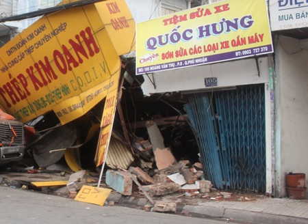 Cảnh đổ nát tại hiện trường