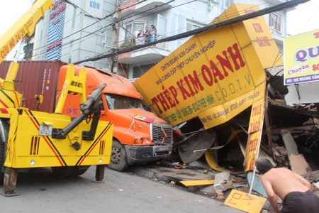 Cảnh đổ nát tại hiện trường