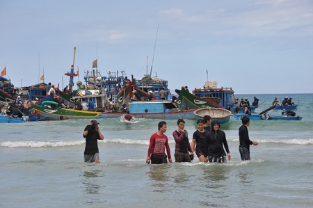 Người dân đổ xô đi lặn tìm cổ vật