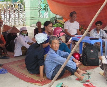 Dân dựng lều, trực chiến ăn ở ngay trước cổng nhà máy