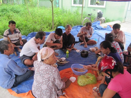 Dân dựng lều, trực chiến ăn ở ngay trước cổng nhà máy