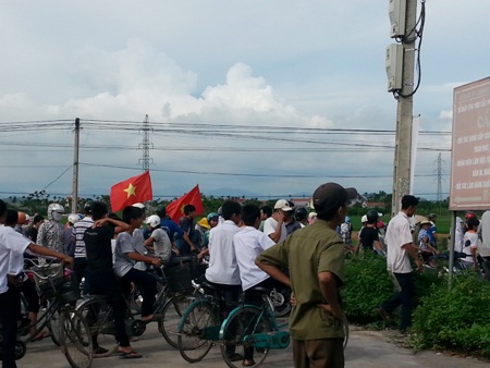 Dân dựng lều, trực chiến ăn ở ngay trước cổng nhà máy