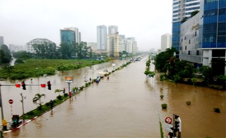 Người Hà Nội ăn ngủ trên "biển nước" - 1 Mênh mông biển nước bao vây tòa nhà cao nhất Việt Nam - Keangnam (Ảnh: Mai Xuân Trung)