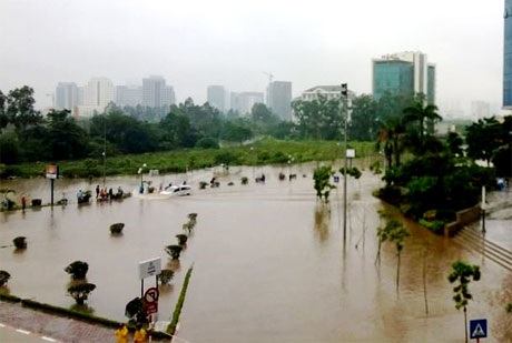 Người Hà Nội ăn ngủ trên "biển nước" - 2 Mênh mông biển nước bao vây tòa nhà cao nhất Việt Nam - Keangnam (Ảnh: Mai Xuân Trung)
