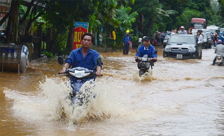 Hàng trăm phương tiện ùn ứ do mưa lũ gây tắc đường - 2 Hàng trăm phương tiện ùn ứ do mưa lũ gây tắc đường