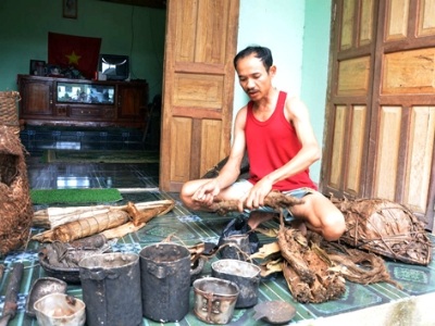 Phỏng vấn “người rừng”: 1 triệu đồng, thăm nhà: 4 triệu đồng - 1 Ông Lâm bày tài sản của cha con “người rừng” và hét giá khủng với mọi người.