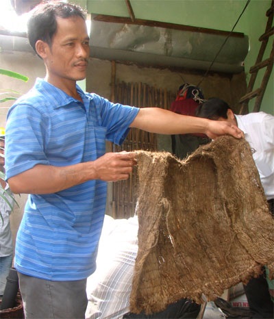 Cha con “người rừng” ngày đầu về với cuộc sống văn minh - 4 Chiếc áo tự dệt bằng vỏ cây