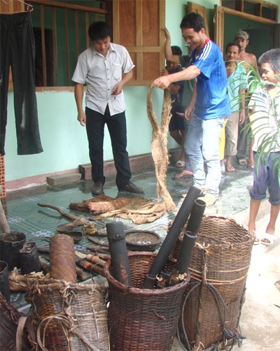 Cha con “người rừng” ngày đầu về với cuộc sống văn minh - 6 Nhiều người tò mò tìm hiểu cuộc sống của hai cha con người rừng