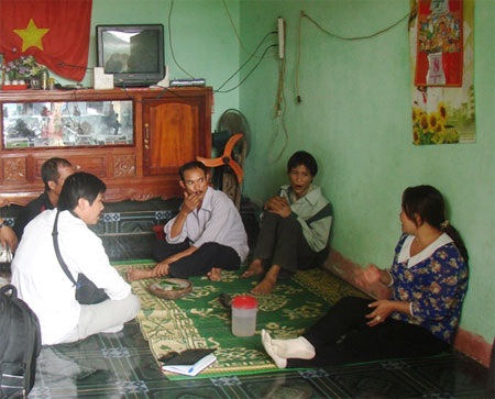 Cha con “người rừng” ngày đầu về với cuộc sống văn minh - 2 Người dân và chính quyền tới thăm hỏi người rừng