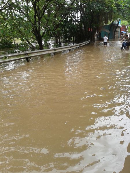 Đắp bao tải cát chặn nước trên đường Tả Thanh Oai (Ảnh: Bùi Then)