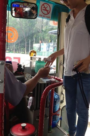 Nhiều lái xe Cty TNHH vận tải TPHCM bị đẩy vào đường cùng - 2 Những lái xe bị Cty sa thải đang tiếp xúc với báo chí. Ảnh: C.H