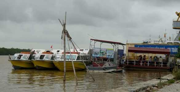 Tàu cao tốc neo tại bến Bính