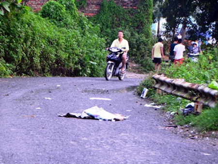 Rơi từ cầu Bãi Cháy xuống đất thiệt mạng - 1 Hiện trường nơi xảy ra vụ việc.