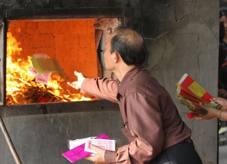 Hóa vàng dịp lễ Vu Lan: “Mua tiền giả để đốt thật lãng phí và vô nghĩa!” - 2 Hòa thượng Thích Thanh Nhiễu