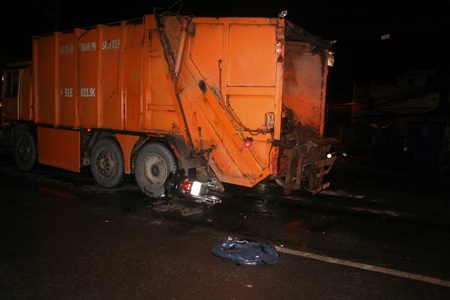 Chết thảm vì tông vào đuôi xe chở rác - 1 Chiếc xe máy kẹt cứng dưới gầm xe rác