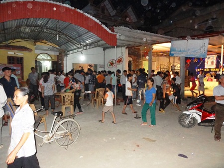 Xe “điên” lao vào đêm hội trung thu, cuốn 3 cháu nhỏ vào gầm - 1 Nơi tổ chức đêm hội trăng rằm trở thành hiện trường của một vụ tai nạn nghiêm trọng.