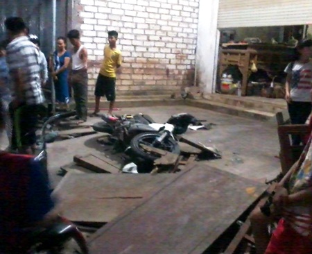 “Xe điên” đâm nát 5 xe máy, 5 người trọng thương - 3 Những chiếc xe máy lăn lóc tại hiện trường