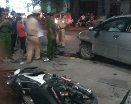 “Xe điên” đâm nát 5 xe máy, 5 người trọng thương - 4 Những chiếc xe máy lăn lóc tại hiện trường