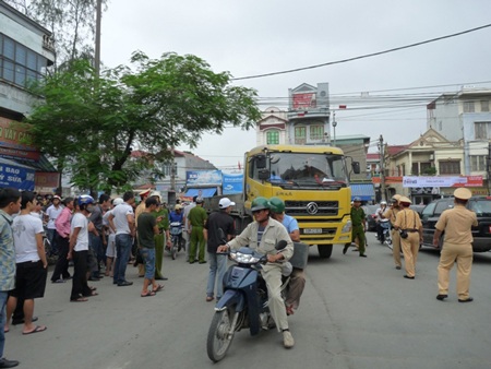 Vừa từ nước ngoài về, thiếu nữ bị xe tải cán chết - 1 Hiện trường vụ tai nạn
