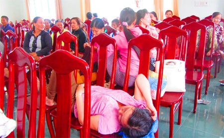 Nhà máy thuốc lá gây ô nhiễm, dân đến “ăn vạ” xã - 1 Người dân kéo đến nhà văn hóa xã ăn uống, nghỉ ngơi