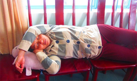 Nhà máy thuốc lá gây ô nhiễm, dân đến “ăn vạ” xã - 2 Thà ngủ trên ghế ở nhà văn hóa chứ nhất định không về nhà ngửi mùi thuốc lá