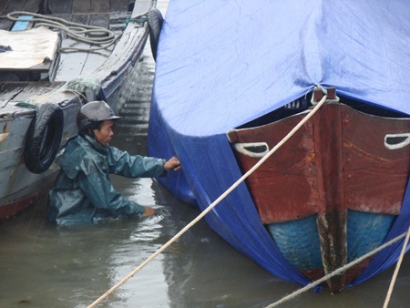 Người dân chuẩn bị phòng chống bão chiều qua 18/9