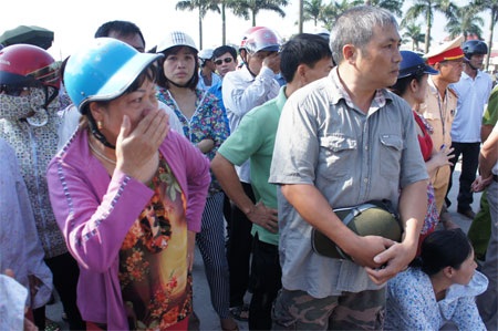 Hơn 500 tiểu thương vật vã ngoài trung tâm thương mại đổ nát - 7 Lửa vẫn chưa được khống chế hoàn toàn nên các tiểu thương dù sốt ruột cũng chỉ có thể đứng ngoài.