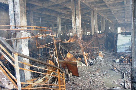 Tiểu thương ngất xỉu khi chứng kiến gian hàng của mình đã thành tro bụi.