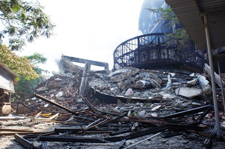 Tiểu thương ngất xỉu khi chứng kiến gian hàng của mình đã thành tro bụi.