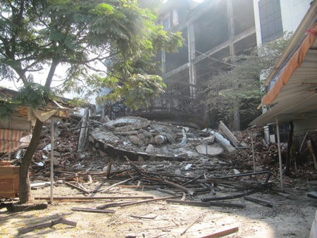 Tiểu thương ngất xỉu khi chứng kiến gian hàng của mình đã thành tro bụi.