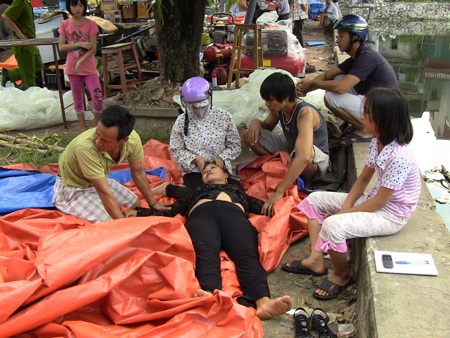 Tiểu thương ngất xỉu khi chứng kiến gian hàng của mình đã thành tro bụi.