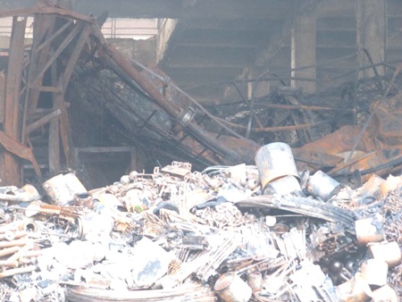 Tiểu thương ngất xỉu khi chứng kiến gian hàng của mình đã thành tro bụi.