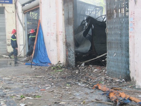 Tiểu thương ngất xỉu khi chứng kiến gian hàng của mình đã thành tro bụi.