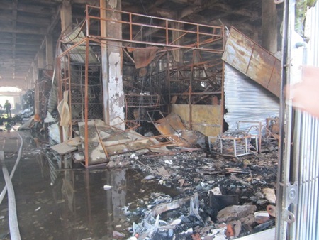 Tiểu thương ngất xỉu khi chứng kiến gian hàng của mình đã thành tro bụi.