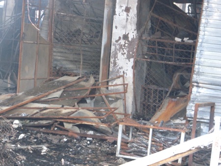 Tiểu thương ngất xỉu khi chứng kiến gian hàng của mình đã thành tro bụi.