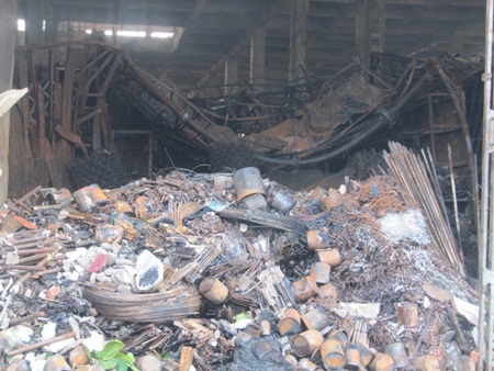 Tiểu thương ngất xỉu khi chứng kiến gian hàng của mình đã thành tro bụi.